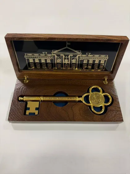 Qazaqstan Monitor: Символический ключ от Белого дома преподнесли президенту Казахстана