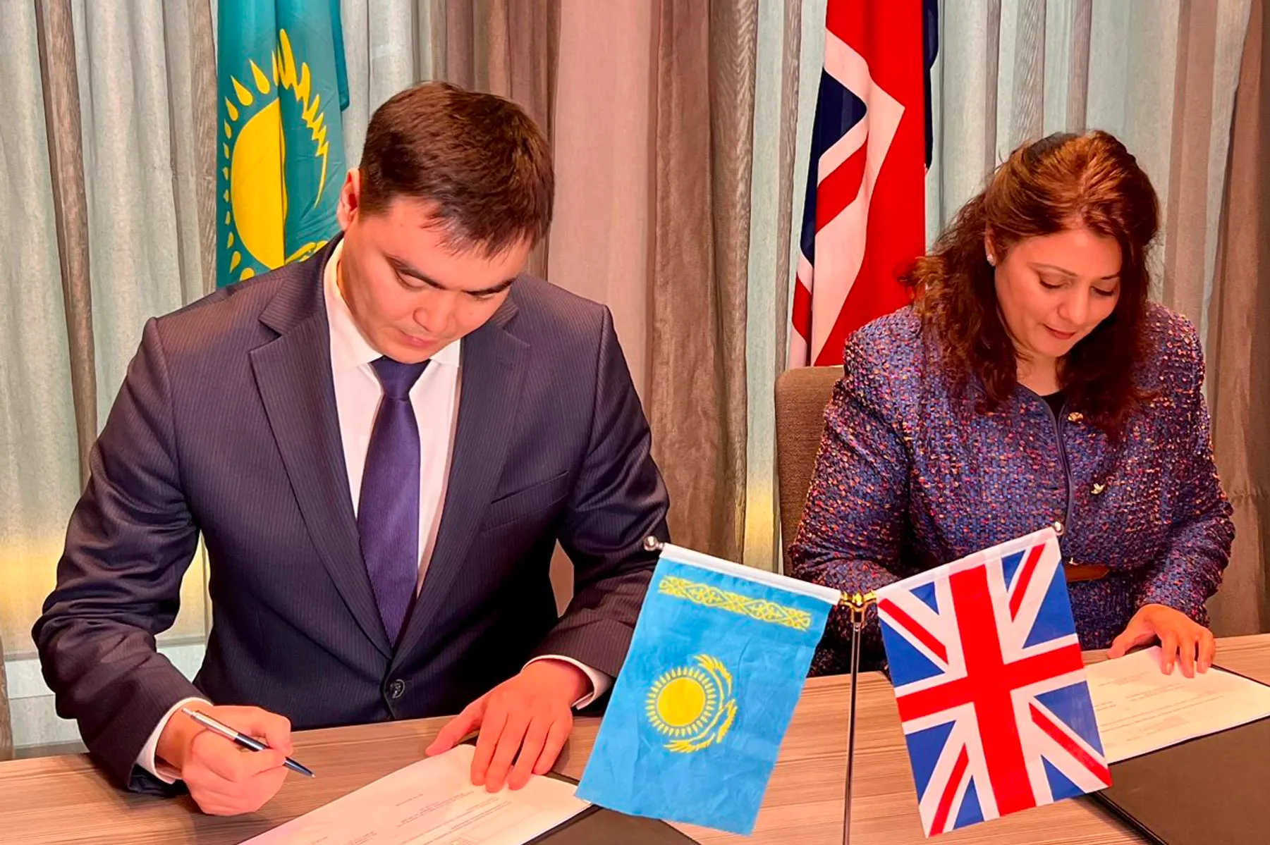 Флаг казахстана фон. Kazakhstan uk. Kazakhstan uk. Казахский английский. Kazakhstan uk.