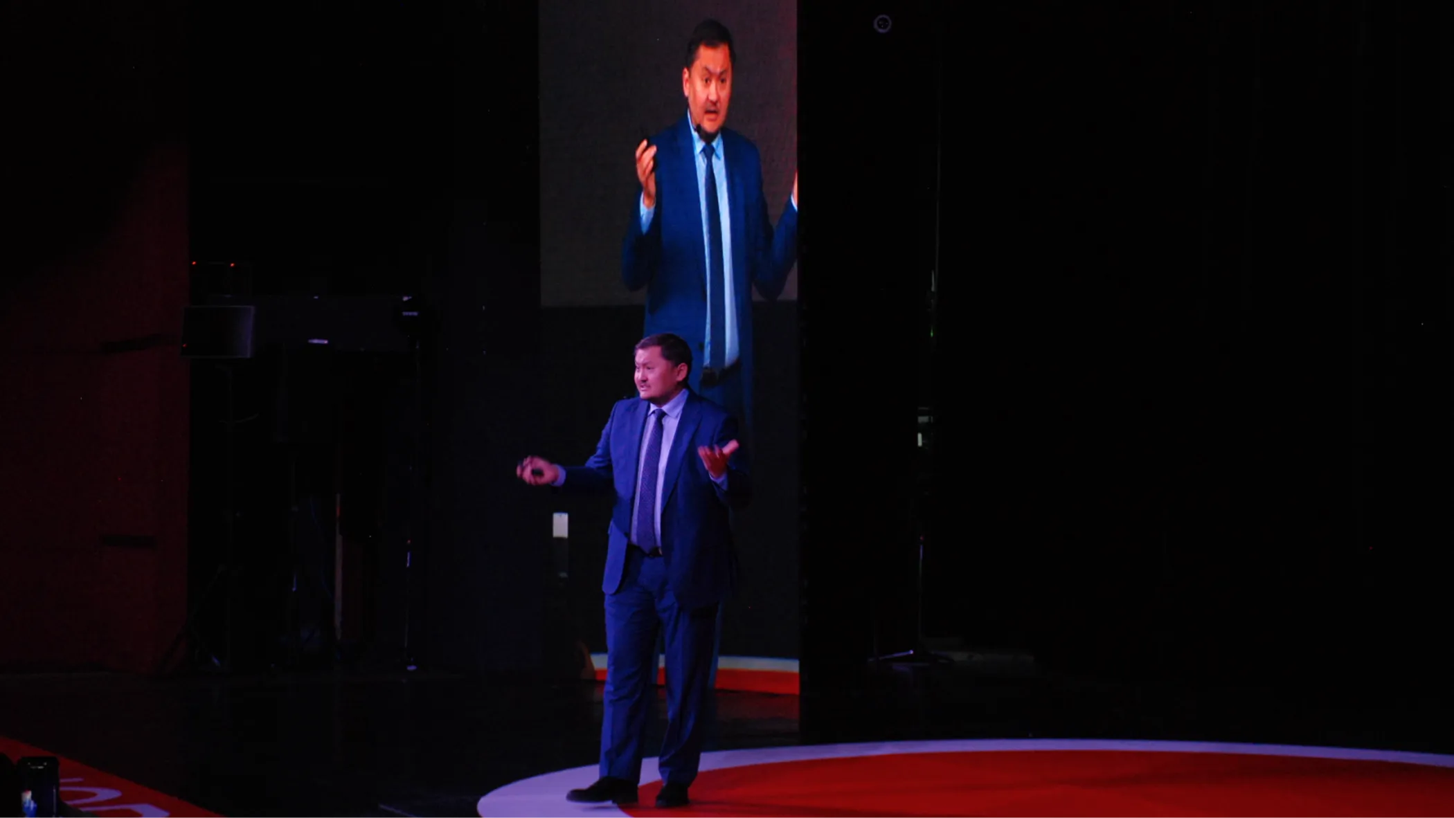 Sayasat Nurbek giving speech at Nobel Fest (photo by Adelina Kulyashkina of QazMonitor)