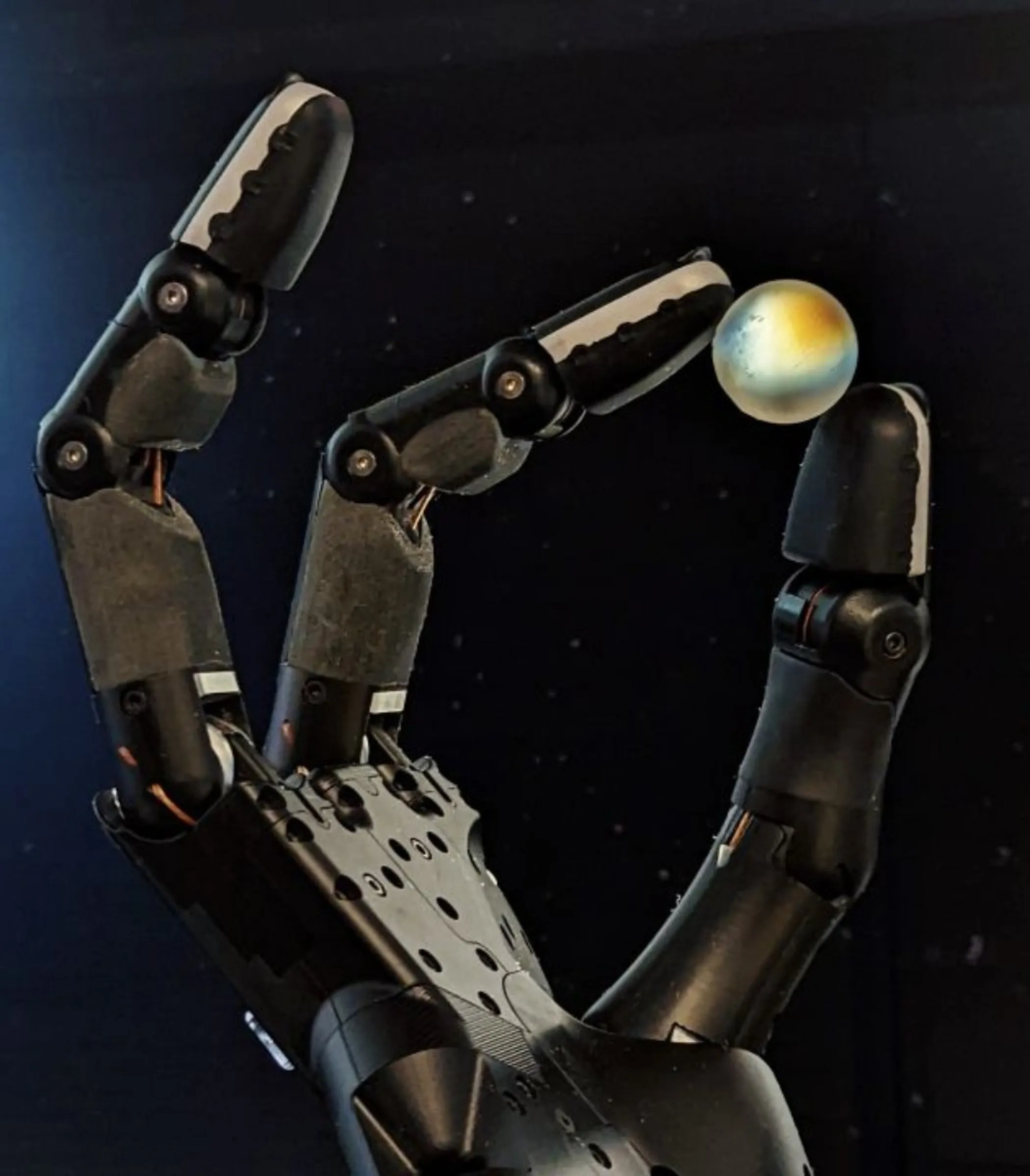 Чувство света: роботизированная рука с прозрачной сферой, преломляющей поляризованный свет